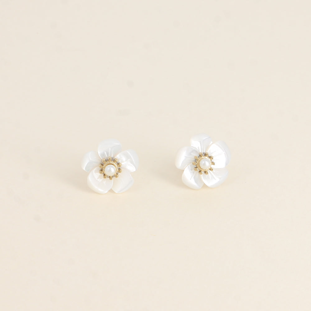 Boucles d'oreilles fleur nacrée